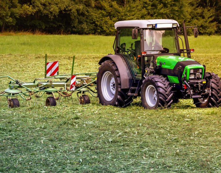 tractors-3571452_1280